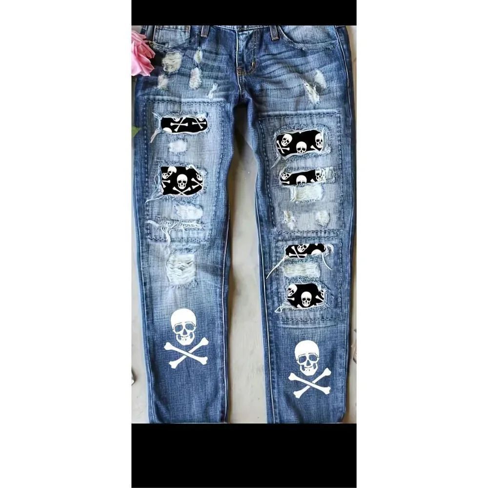 🔥🔥Skull Print washed ripped stretchy jeans with rolled hem bottom.